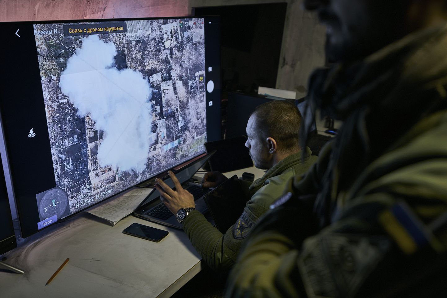 Ukraina sõdurid vaatamas kaadreid droonilt Bahmutis asuvas maa-aluses juhtimiskeskuses.