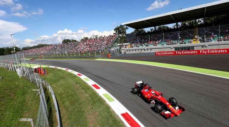 Ferrari sisenemas Monza ringraja viimasesse, Parabolica kurvi - sellist harjumuspärast pilti on nähtud juba kaugelt üle poole sajandi. FOTO: Scanpix