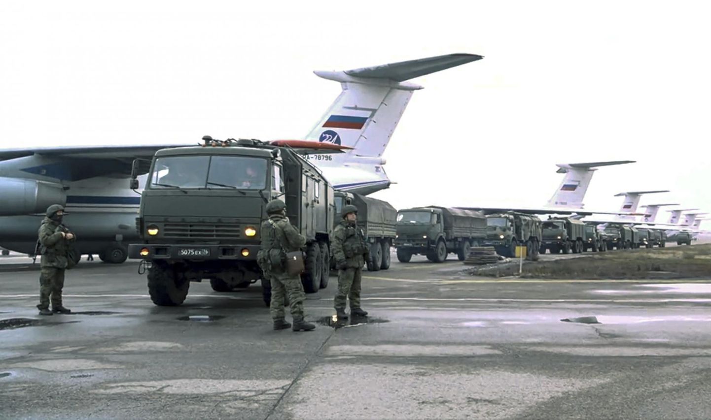Kasahstani taristut valvavad Vene sõjaväelased Almatõ lennujaamas.