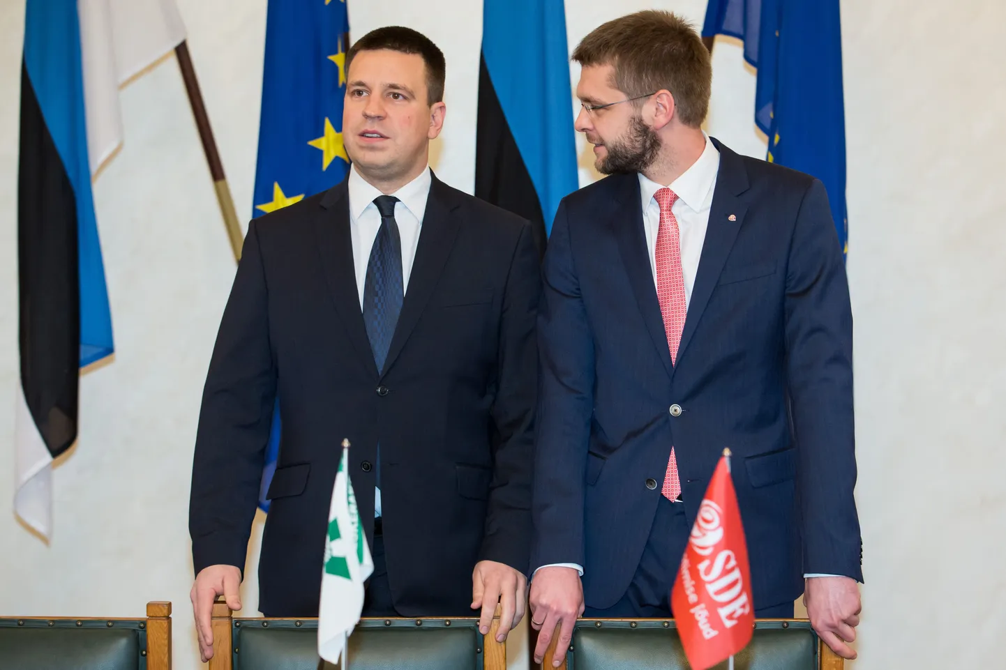 Keskerakonna esimees Jüri Ratas, Isamaa ja Res Publica Liidu esimees Margus Tsahkna ning  Sotsiaaldemokraatliku Erakonna esimees Jevgeni Ossinovski allkirjastasid täna koalitsioonilepingu.