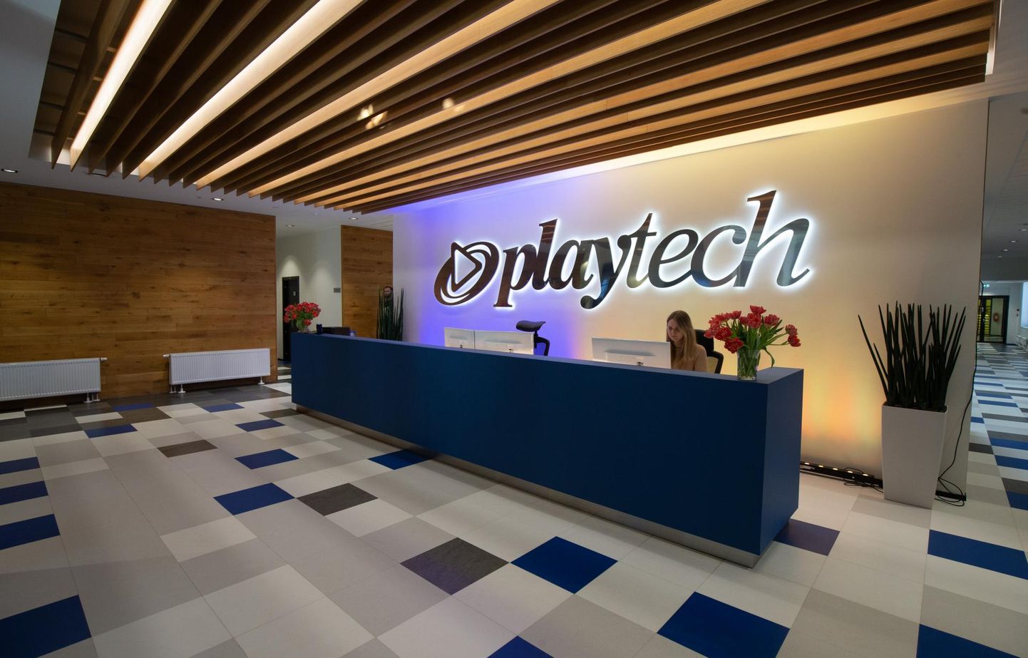 Playtechi Tartu kontori vastuvõtt värvus Ukraina toetuseks sinikollasesse valgusesse.