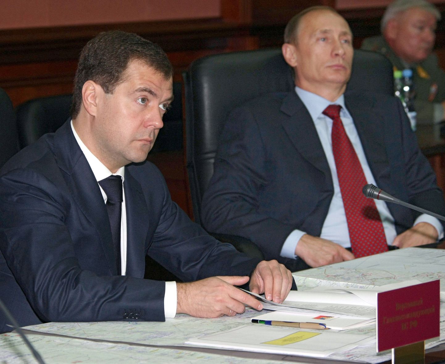 Venemaa president Dmitri Medvedev ja peaminister Vladimir Putin pressikonverentsul relvajõudude peastaabis Moskvas.