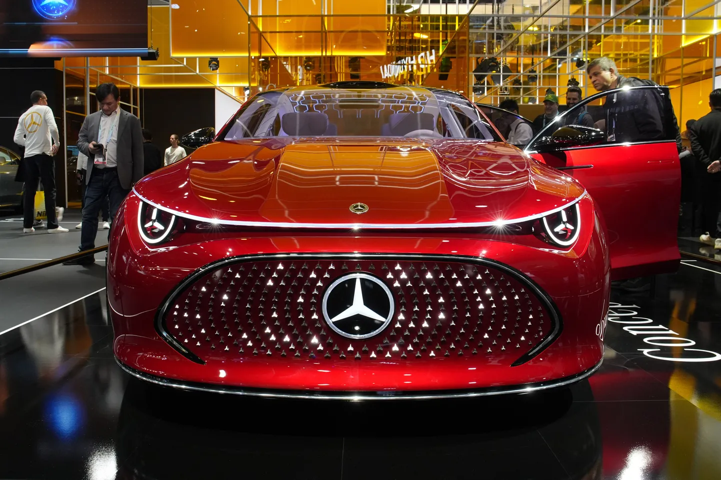 Fotol on Mercedes-Benzi CLA Class kontseptsioonauto, mis on välja pandud CES-tehnoloogiamessil 2024. aasta jaanuaris Las Vegases.