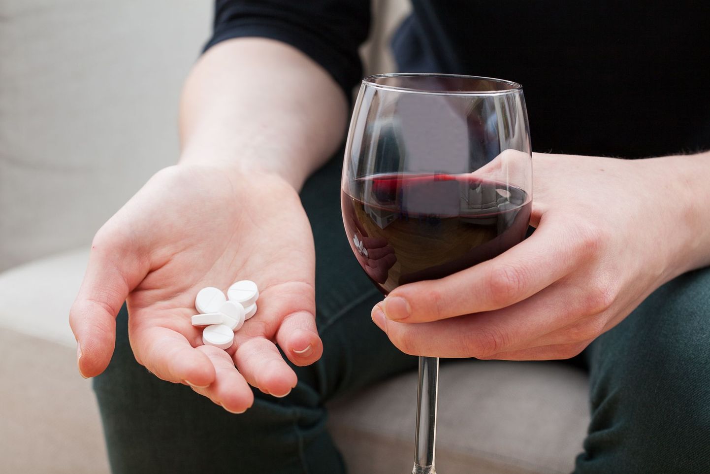 Многие лекарства опасны в сочетании с алкоголем.