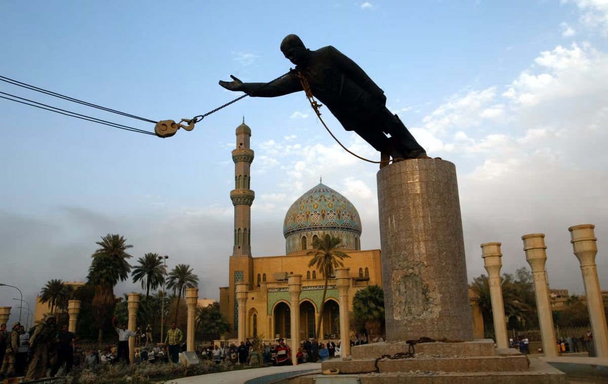 Saddam Husseini monument Firdose väljakul pärast USA vägede sisenemist