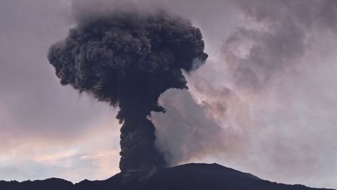 В Индонезии после извержения вулкана Марапи было эвакуировано более 150 человек