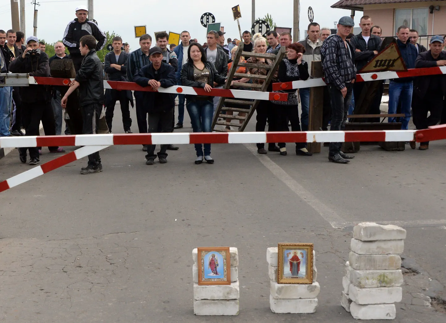 Pühapildid kontrollpunkti juures Ida-Ukrainas Andrejevkas, mille Ukraina relvajõud võtsid oma kontrolli alla täna hommikul.