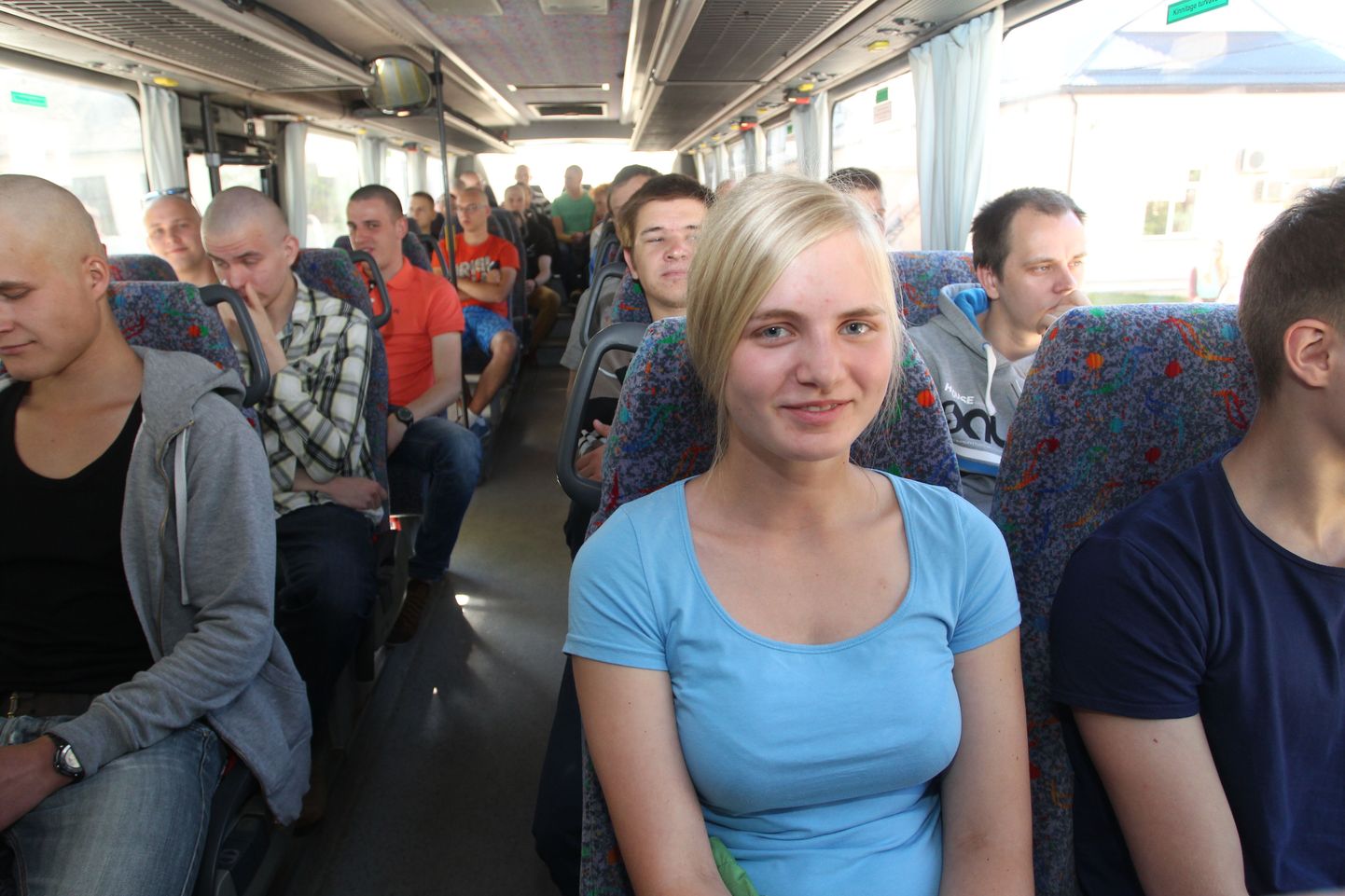 Täna hommikul läks Kaitseressursside ameti juurest aega teenima kaks bussitäit noori. Teiste hulgas ka Hanna Laas.