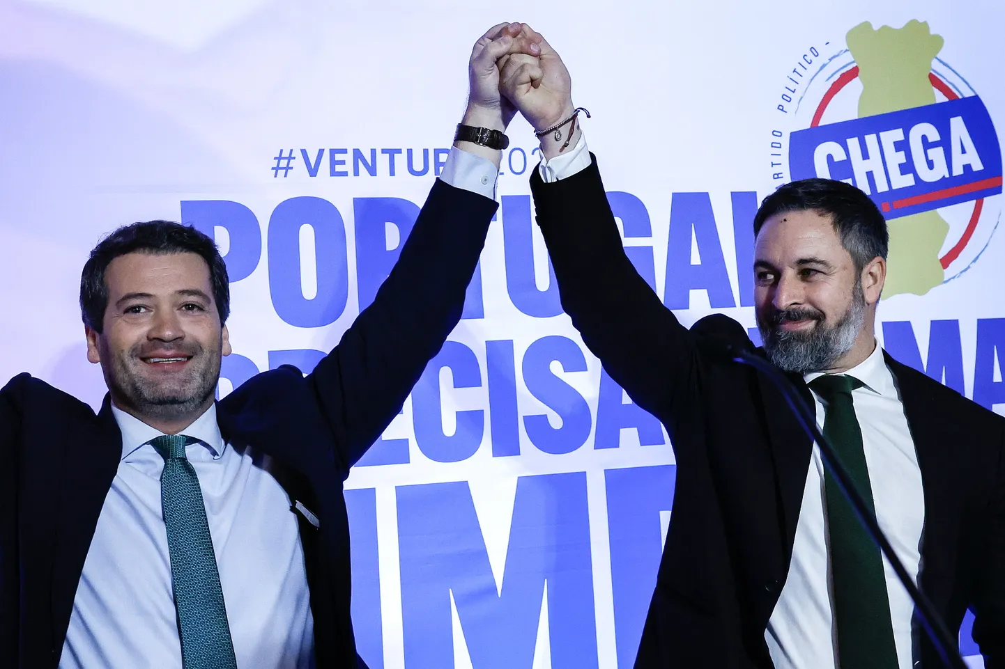Poliitilisel spektril parempoolse ja paremäärmuslike vaadete vahelisele alale asetuva Portugali paremerakonna Chega juht André Ventura (vasakul) ja Hispaania paremäärmusliku Voxi juht Santiago Abascal osalesid 6. märtsil Portugalis Olhãos Chega kampaania toetajate õhtusöögil.