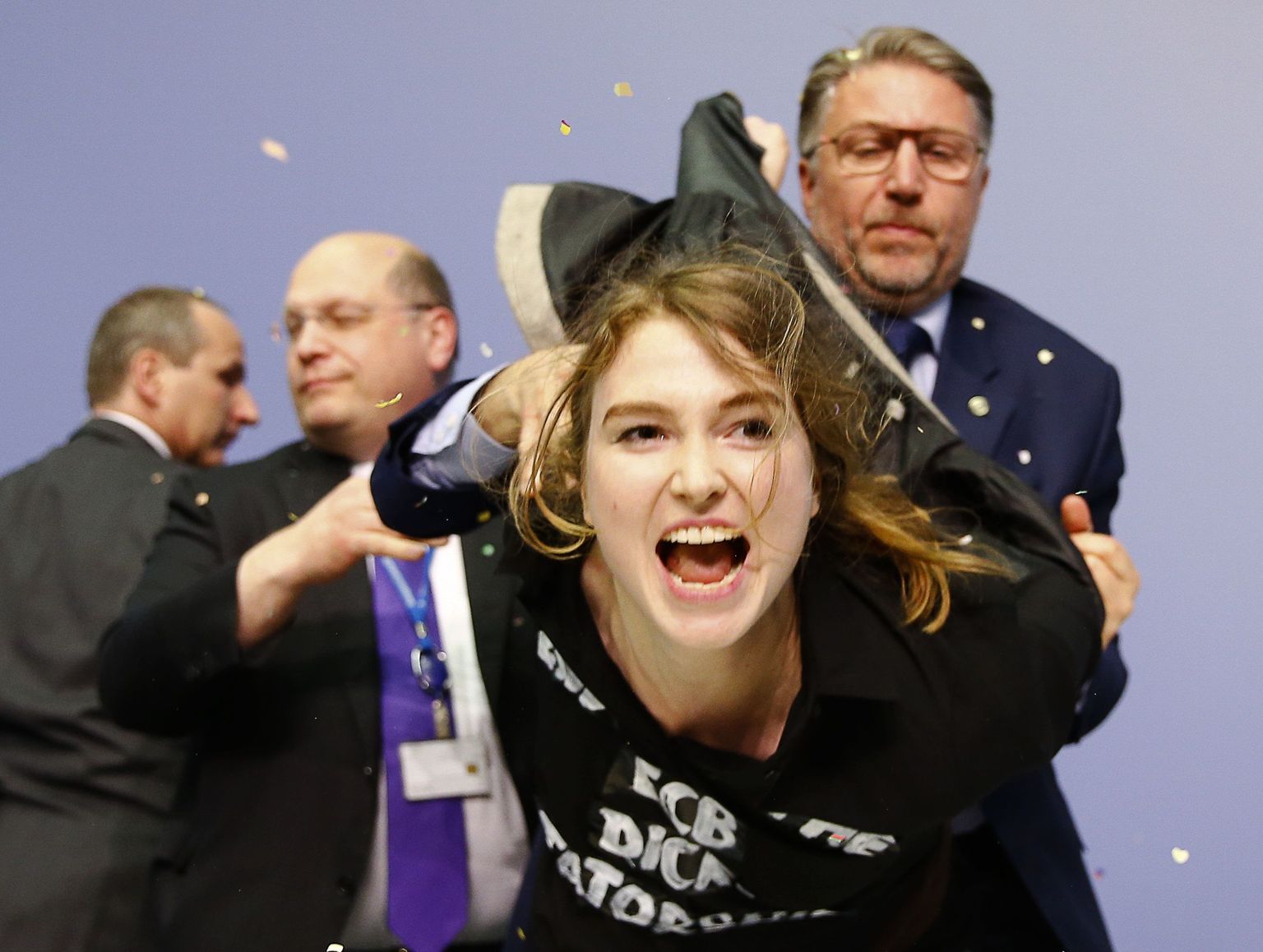 Noor naine häiris kolmapäeval Euroopa Keskpanga (EKP) presidendi Mario Draghi pressikonverentsi.