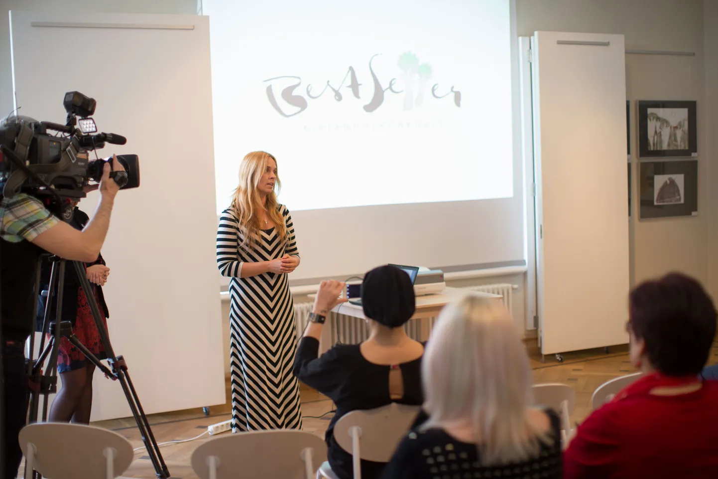 Kirjastus Pilgrim juht Tiina Ristimets tutvustab bestsellerite konkurssi.