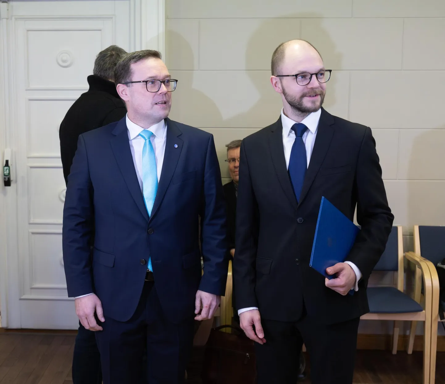 Aprilli keskel andis Madis Timpson (vasakul) linnapea ametikoha üle Johan-Kristjan Konovalovile.