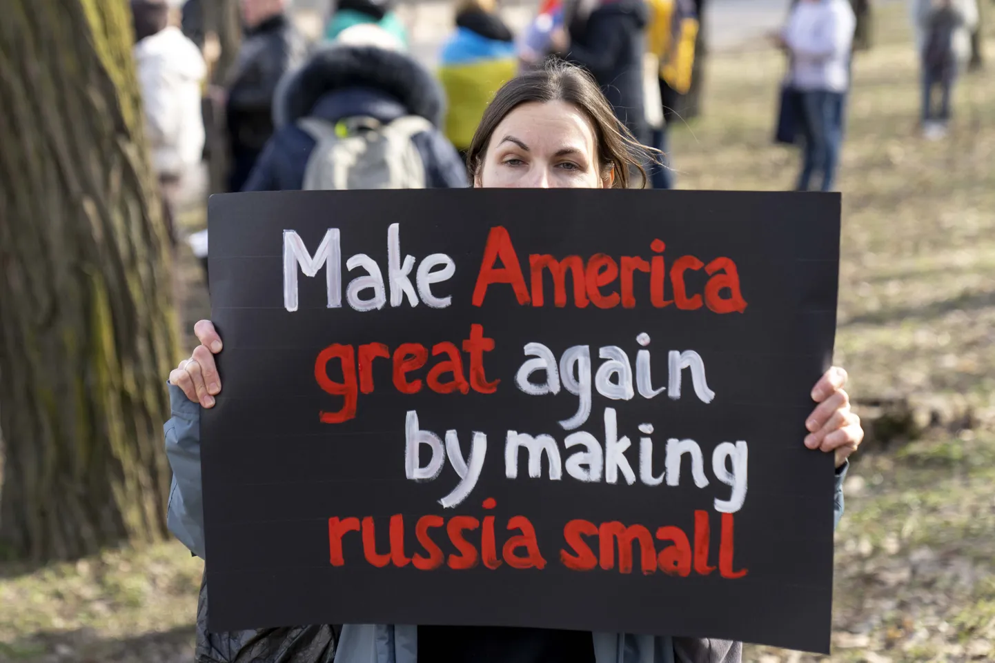 Meeleavaldus Kiievis USA saatkonna ees 6. märtsil – paar päeva pärast seda, kui Trump teatas sõjalise abi peatamisest Ukrainale.