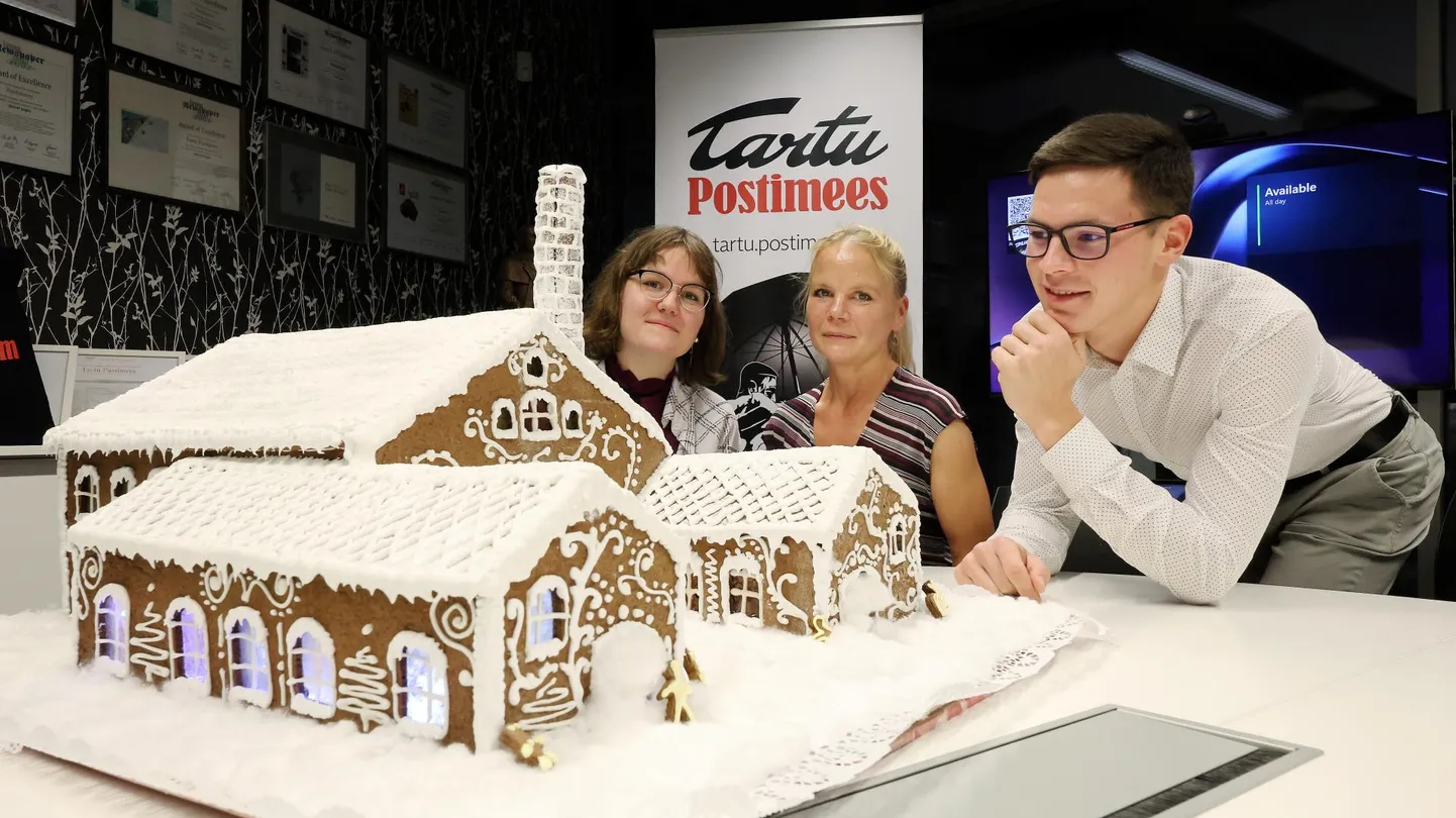 Piparkoogitainast Olustvere viinaköögi valmistamiseks kulus Laura (vasakult) ja Eelika Vainolal ning Reimo Sepporil kolme ööpäeva jagu töötunde ning seitse kilo tainast.