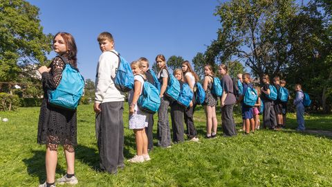 Heategevusorganisatsioon aitas kriisiperede lastele taas koolitarbeid koguda