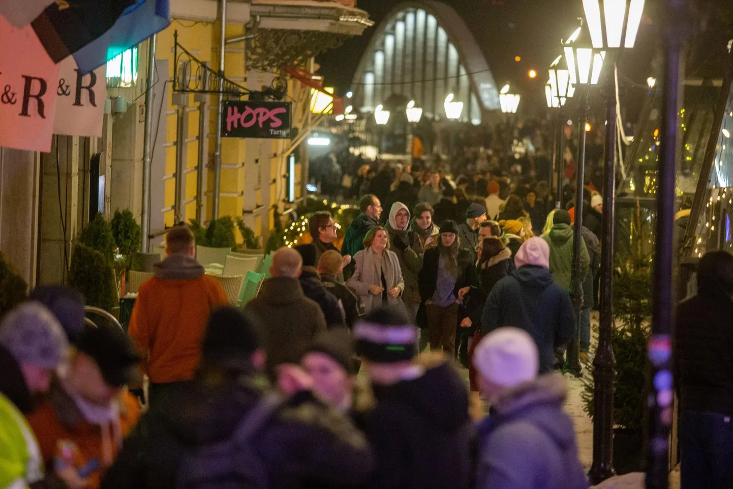 Ehkki ametlikku ilutulestikku kesklinnas ei ole, on linnavalitsus arvestanud, et raeplatsi kanti tullakse üheskoos uut aastat vastu võtma nagu mullu. Seetõttu on osa Vabaduse puiesteed öötundidel liiklusele suletud.