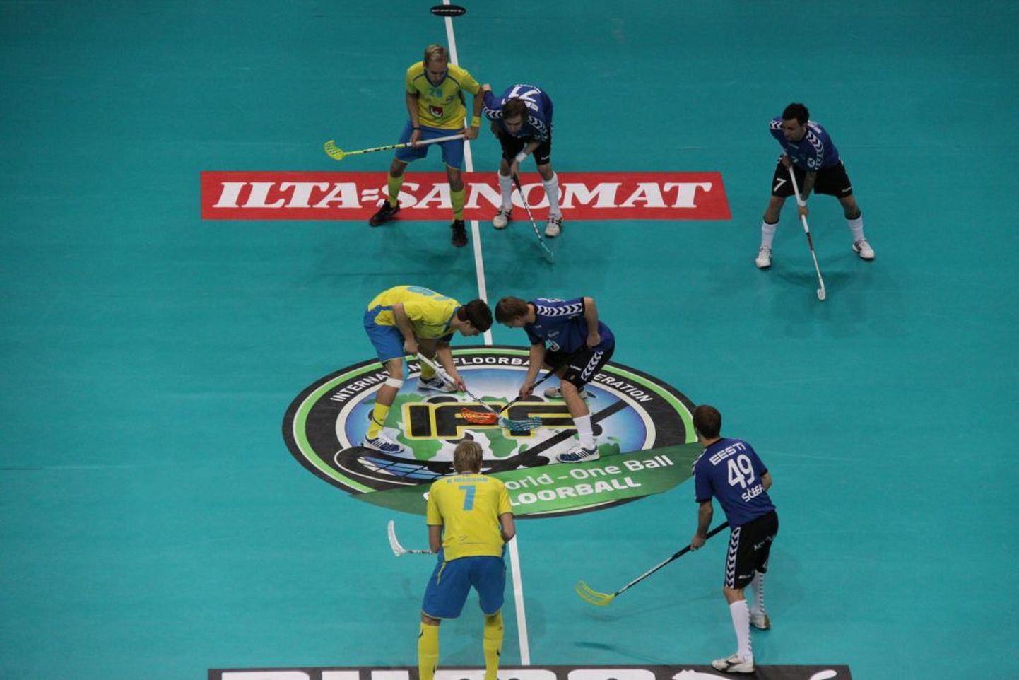 Eesti saalihokikoondis (sinises) MMi mängus Rootsi vastu.