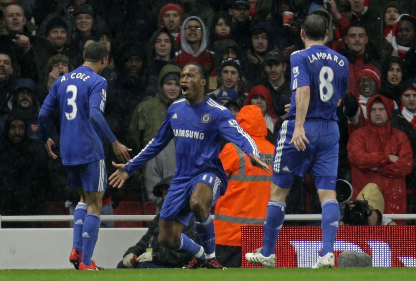 Didier Drogba (keskel) väravat tähistamas.
