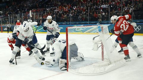 Šveices hokejisti olimpisko spēļu turnīrā sagrauj Francijas izlasi