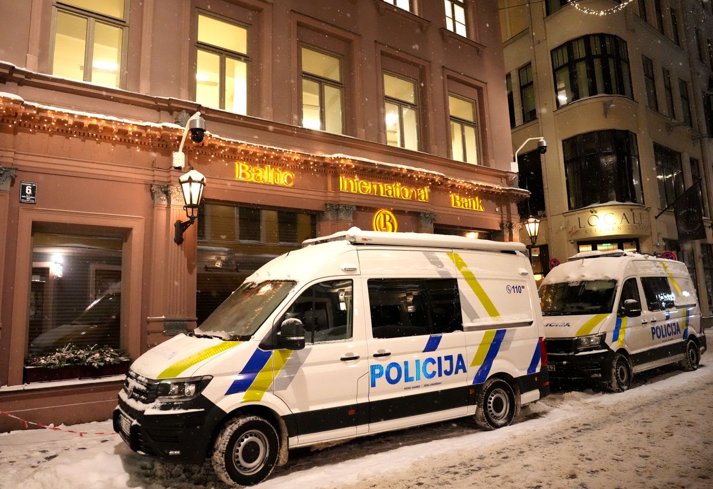 Läti politsei Baltic International Banki hoone ees Riias pärast Finants- ja Kapitalituru Komisjoni (FCMC) nõukogu otsust peatada panga finantsteenuste osutamine..