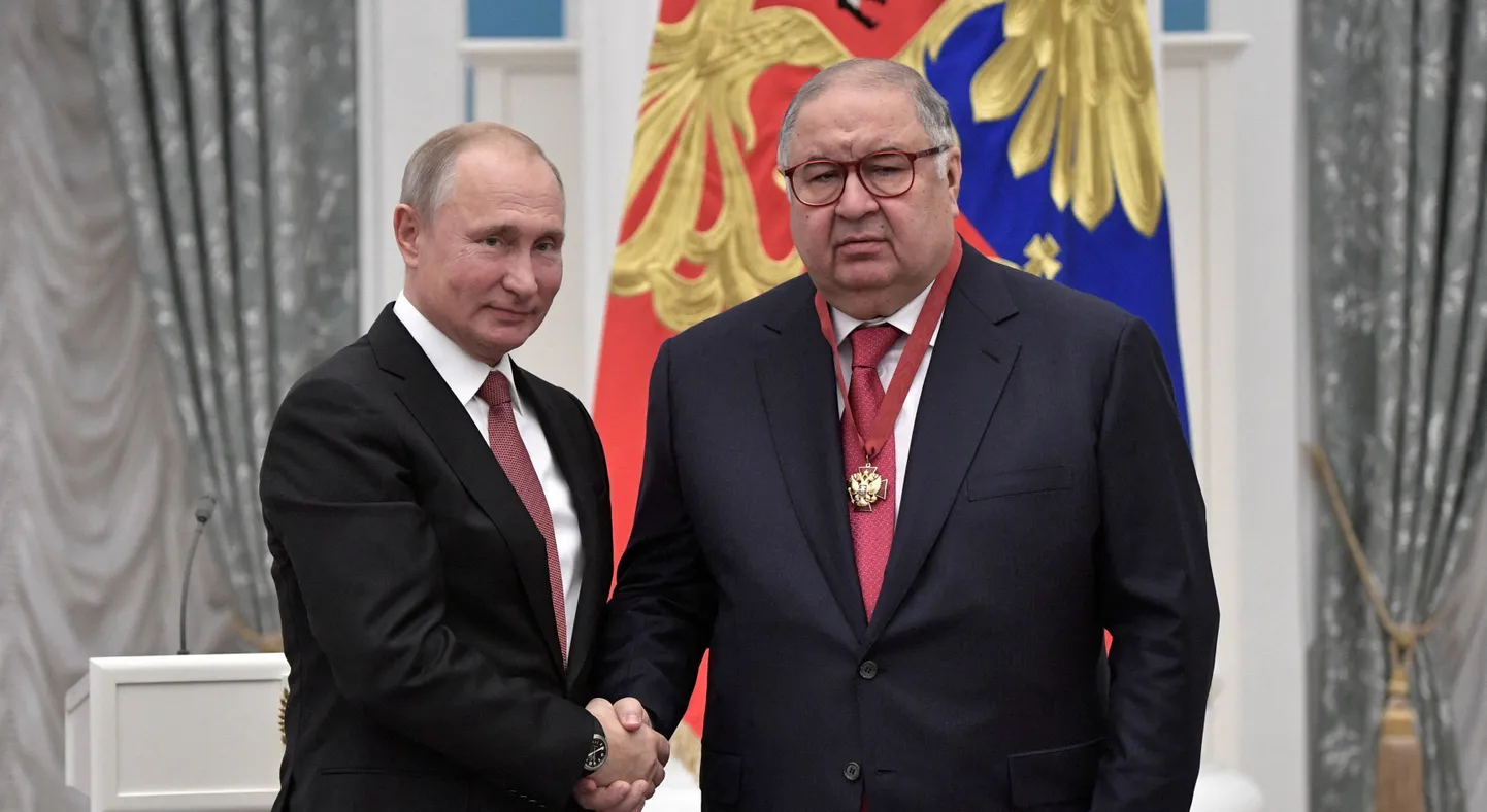 Владимир Путин в 2018 году награждает миллиардера Алишера Усманова орденом «За заслуги перед Отечеством» III степени. С февраля 2022 года Усманов остается под санкциями ЕС как «олигарх с особенно тесными связями с президентом России Владимиром Путиным».