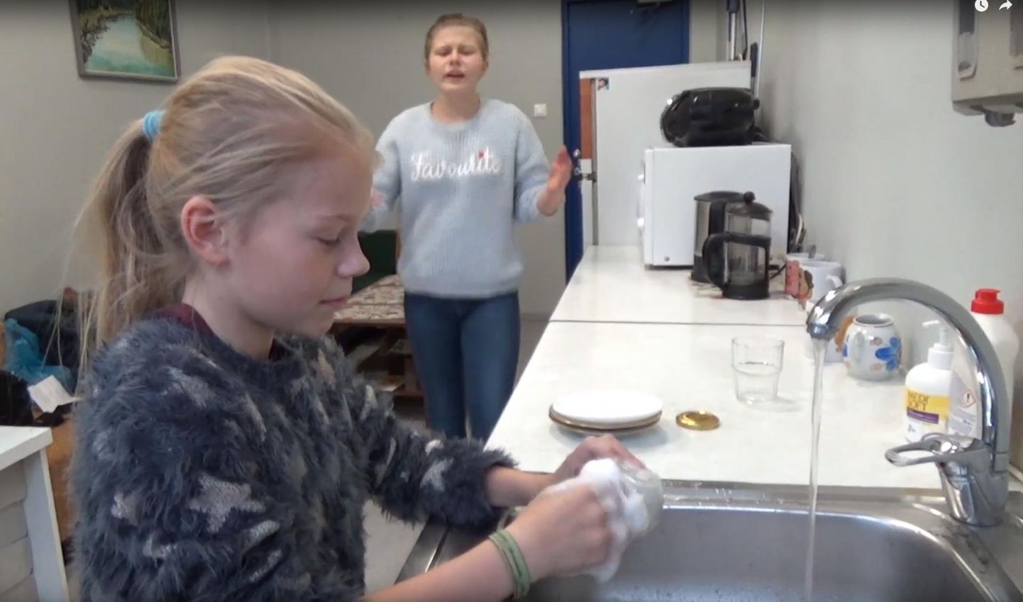 Kas nõusid peab pesema, lastes veel lakkamatult voolata, küsisid Väike-Maarja gümnaasiumi 5. klassi õpilased oma veesäästuteemalises videos.
