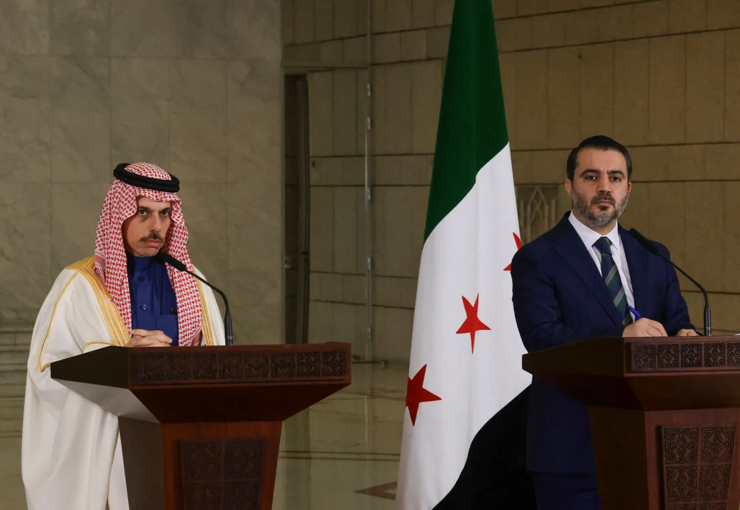 Saudi välisminister prints Faisal bin Farhan ja tema Süüria kolleeg Asaad Hassan al-Shibani reedel, 24. jaanuaril Damaskuses pressikonverentsil.