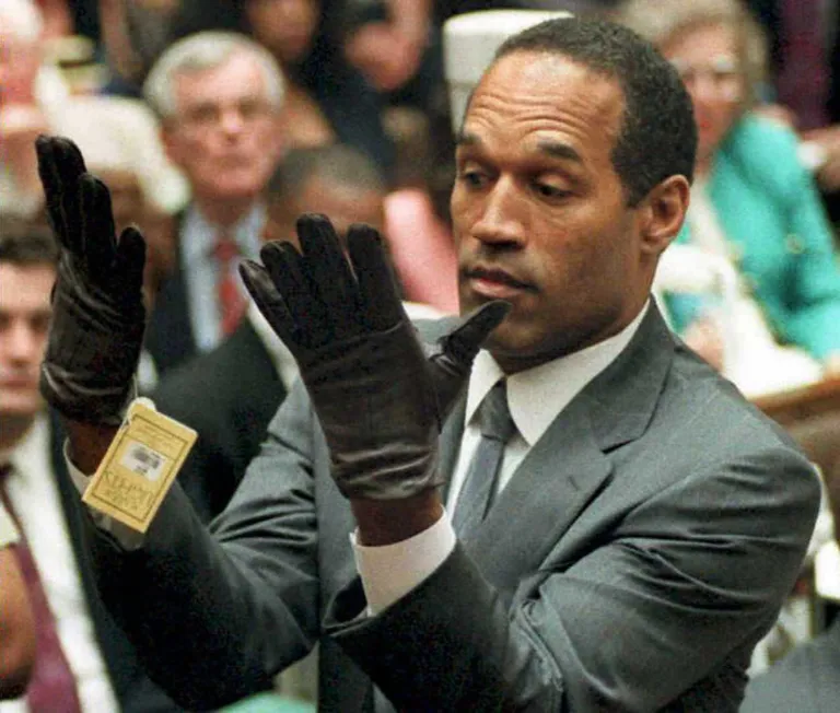 O.J. Simpson 1995. aasta novembris kohtus, proovimas kätte peamiseks asitõendiks osutunud kindaid, mida kandis tema naise ja tolle peigmehe tapja. Mehe päästis süüdimõistmisest suuresti kinnaste proovimise ülespuhutud meediakajastus: «Näete, need on talle ju natuke väikesed!»