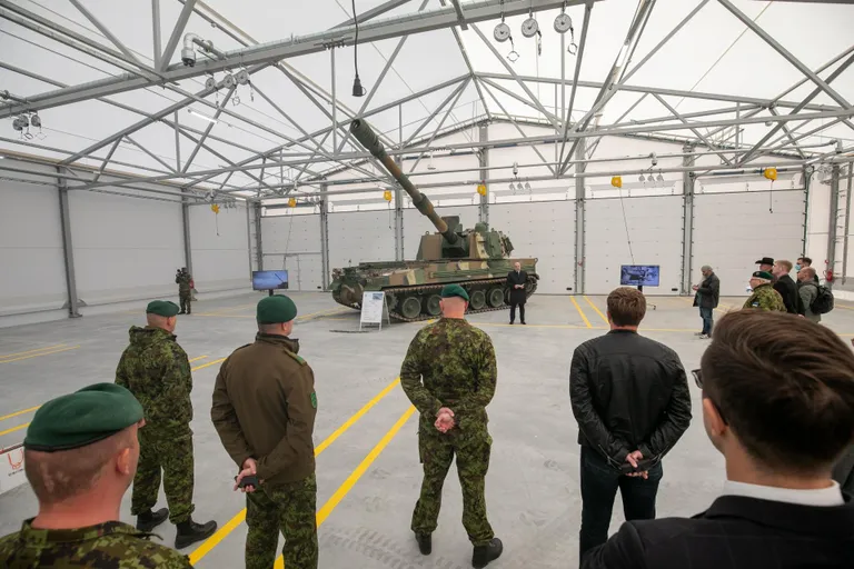Kaitsevägi tutvustas koostöös soomlastega hangitud liikursuurtükki K9 Kõu.