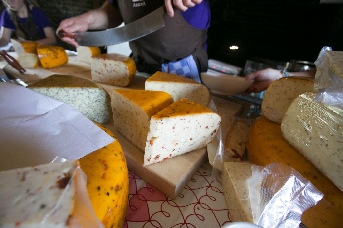 Juustukuningad pakuvad kerast lõigatud juustu enne ostu alati maitsta. Foto on illustreeriv.