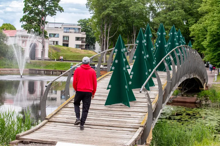 Vallikääru jalakäijate sillale paigaldati 17 vineerkuuske.