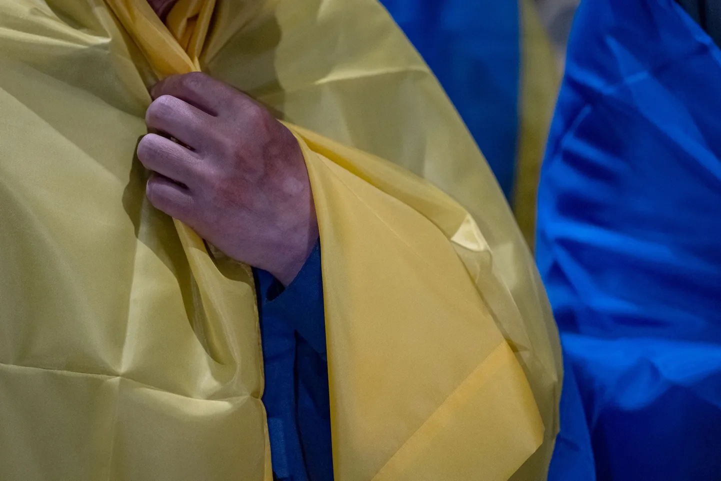 Человек, закутавшийся в украинский флаг