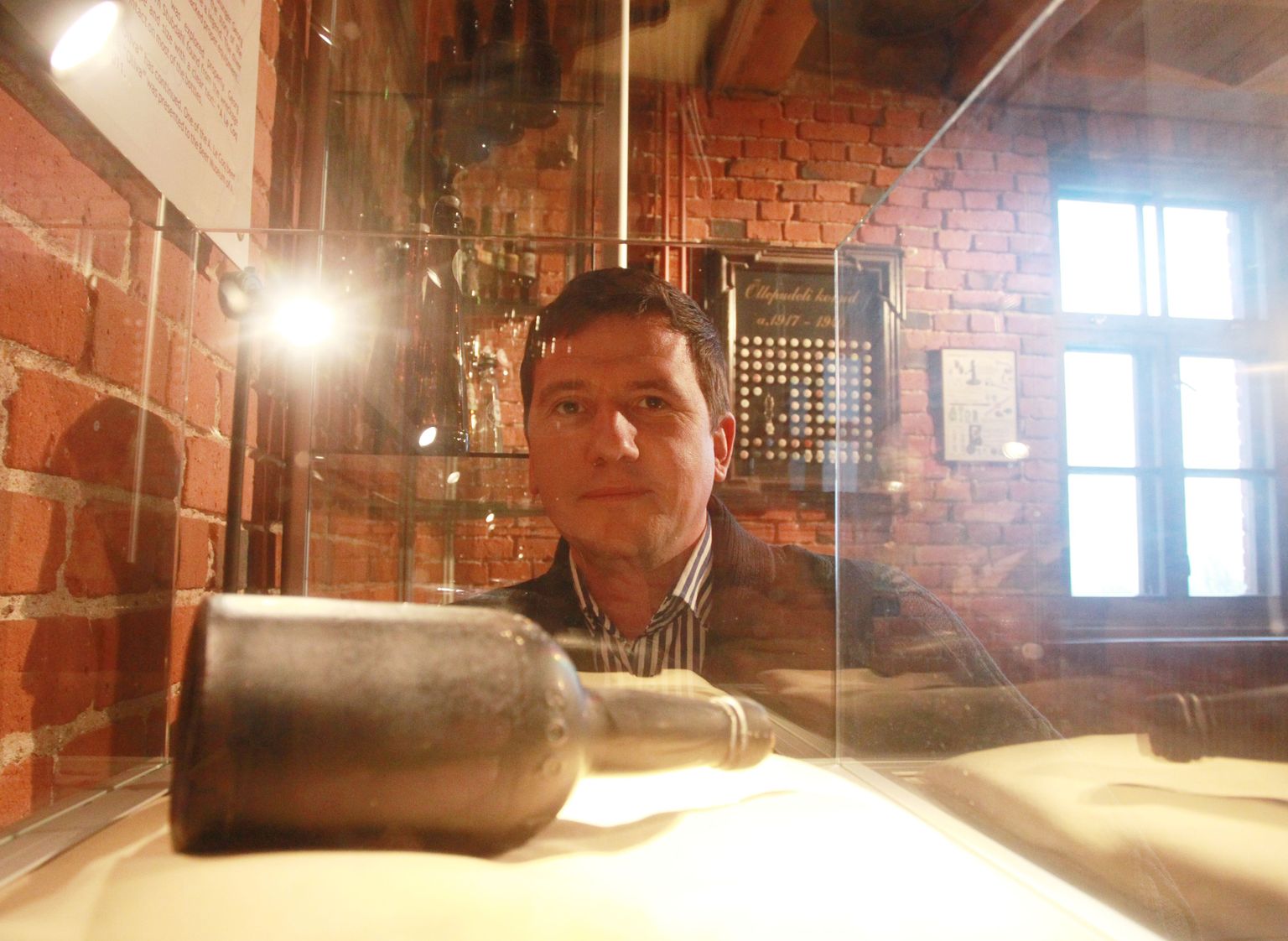 Õlletehase ekspordijuht Ranno Treial näitas maailmanäitusel eksponeeritavat Baltimaade vanimat õllepudelit, milles on säilinud ka sisu.