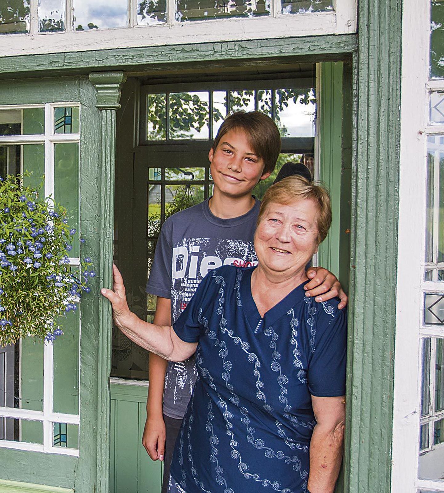 Poolsada aastat Iklas elanud Elgi Aas lapselapselaps Olafiga kodumaja verandal.