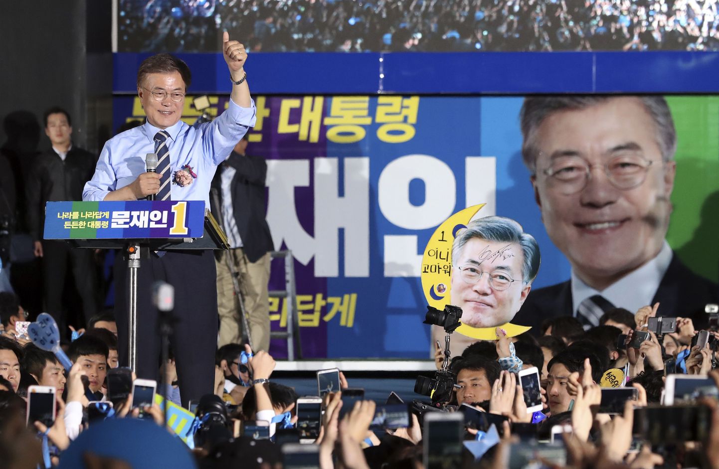 Lõuna-Korea presidendikandidaat Moon Jae-in esinemas oma poolehoidjatele 8. mail.
