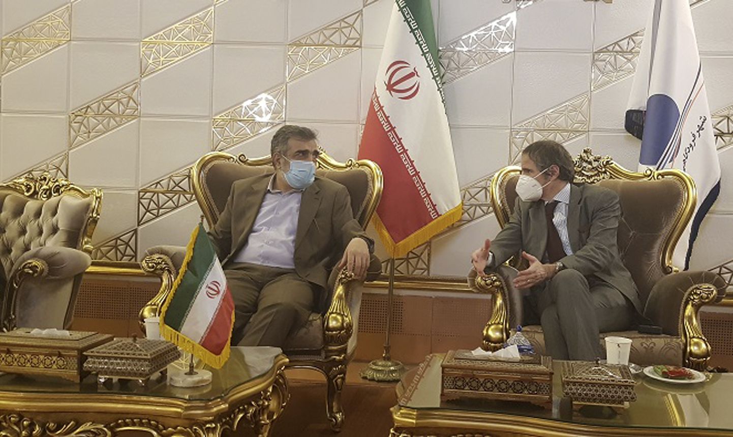 Rahvusvahelise Aatomienergiaagentuuri (IAEA) juht Rafael Mariano Grossi (paremal) ja Iraani juhtiv tuumaenergiaametnik Behrouz Kamalvandi Teheranis 20. veebruar 2021.