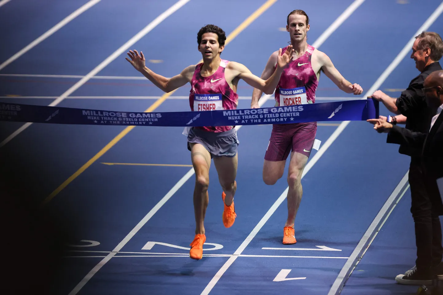 Grant Fisher (vasakul) edestab 3000 m jooksu lõpuheitluses Cole Hockerit.