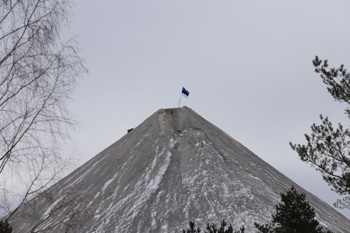 Флаг Эстонии на горе с пеплом.