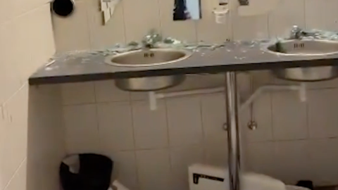 VIDEO ⟩ «Nad näitasid eestlastele rusikat ja karjusid roppuseid!» Göteborgi fännid märatsesid Tallinnas ja peksid A. Le Coq Arena sassi