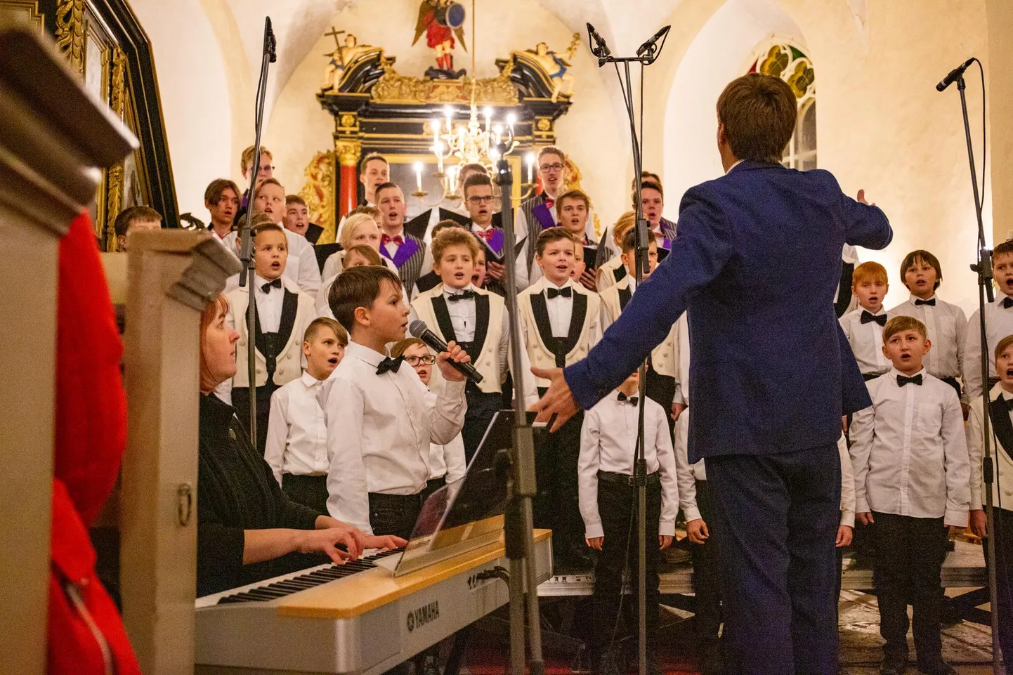 Virumaa Poistekoor ja dirigent Kuno Kerge panid mullusel jõulukontserdil kuulajad heldima.