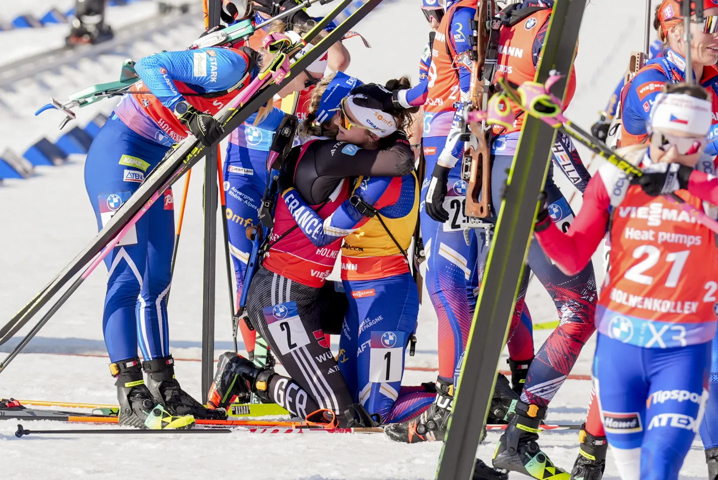Franziska Preuss (vasakul, nr 2) ja Lou Jeanmonnot (paremal, nr 1) finišis kallistamas.