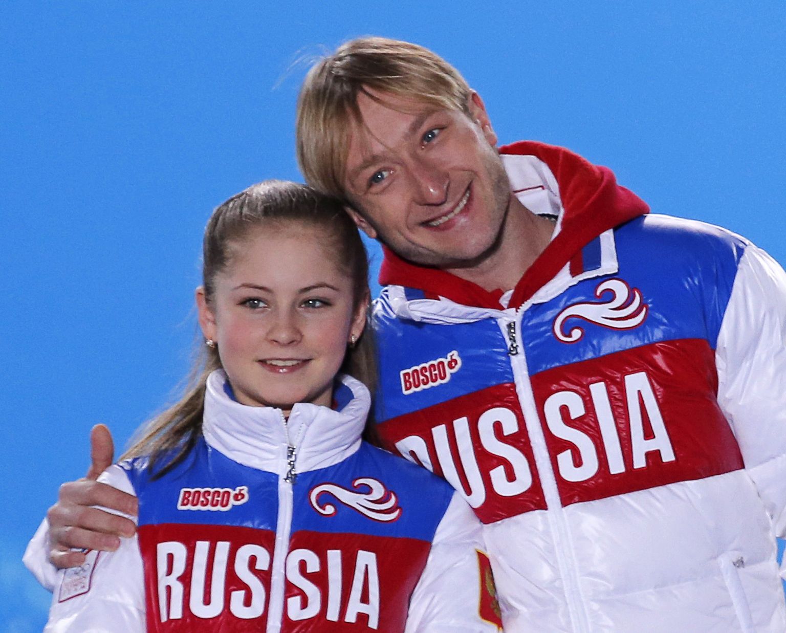 Jevgeni Pljuštšenko aitas 2014. aasta Sotši olümpial võita Venemaal võistkondlikku kuldmedalit. Pildil poseerib ta koos teise üksiksõitja Julia Lipnitskajaga.