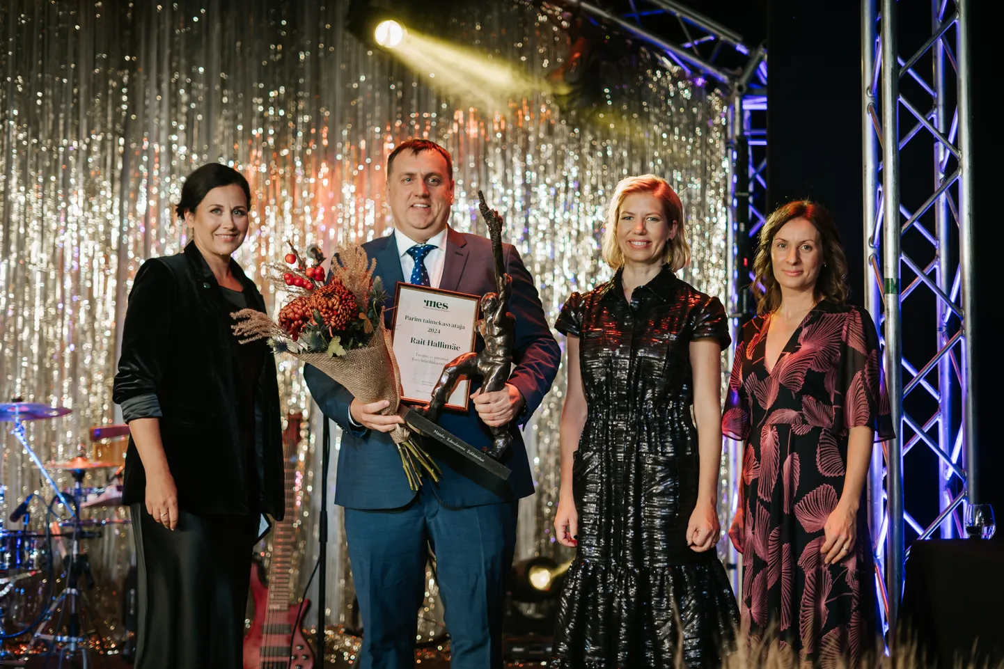Fotol vasakult Merja Madismäe (MES), parim taimekasvataja 2024 Rait Hallimäe, regionaal- ja põllumajandusminister Piret Hartman, Eva Burm (MES).