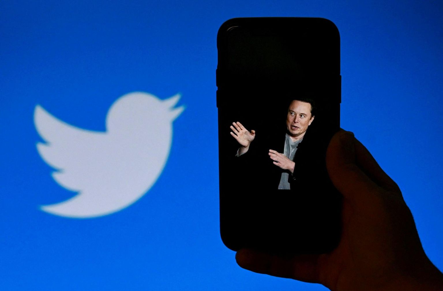 Elon Musk ja Twitteri logo. Ennustatakse, et juba järgmisel nädalal võtab Musk sotsiaalmeediaplatvormi üle.