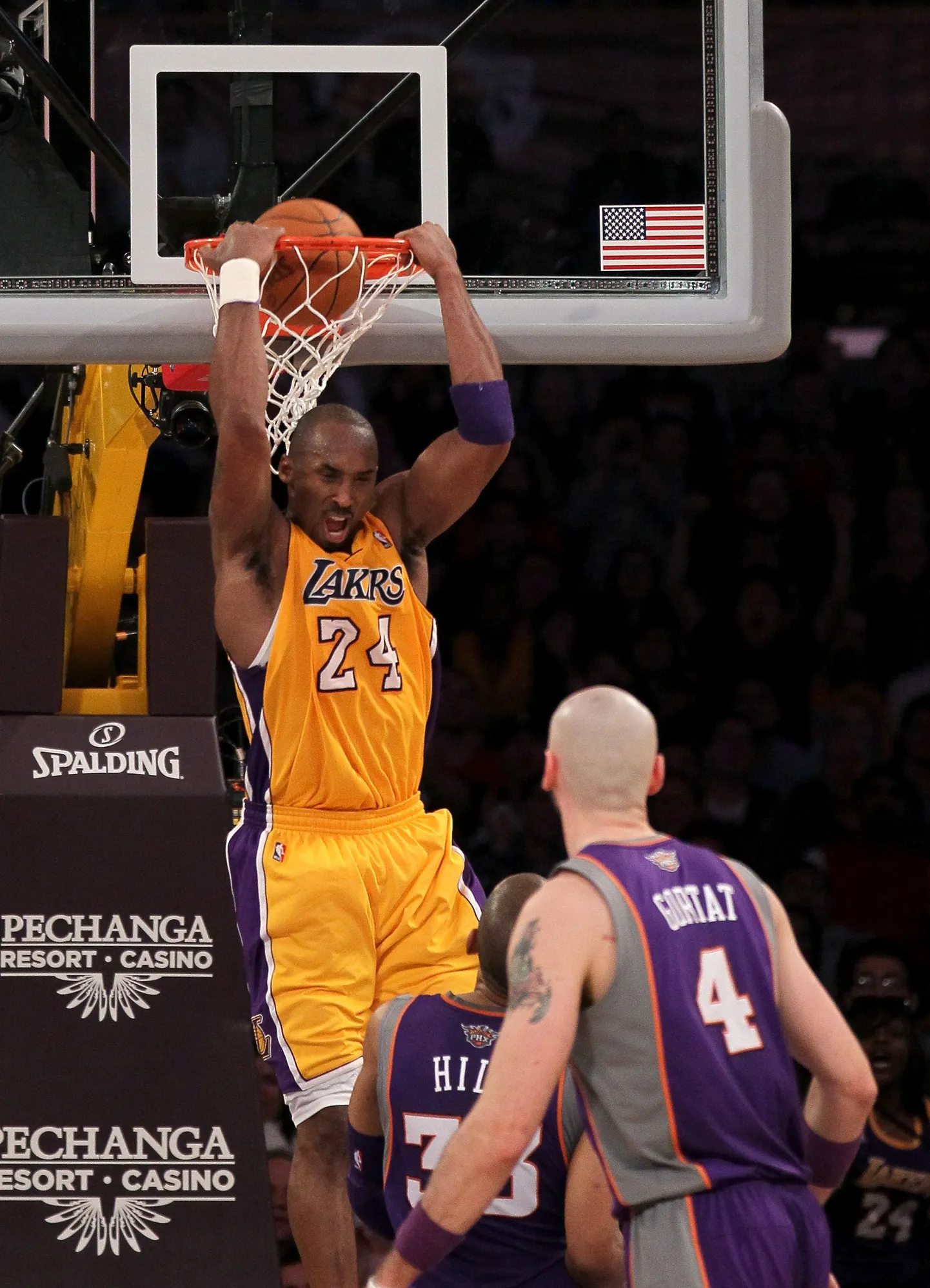 Los Angeles Lakersi staar Kobe Bryant on palli korvi surunud.