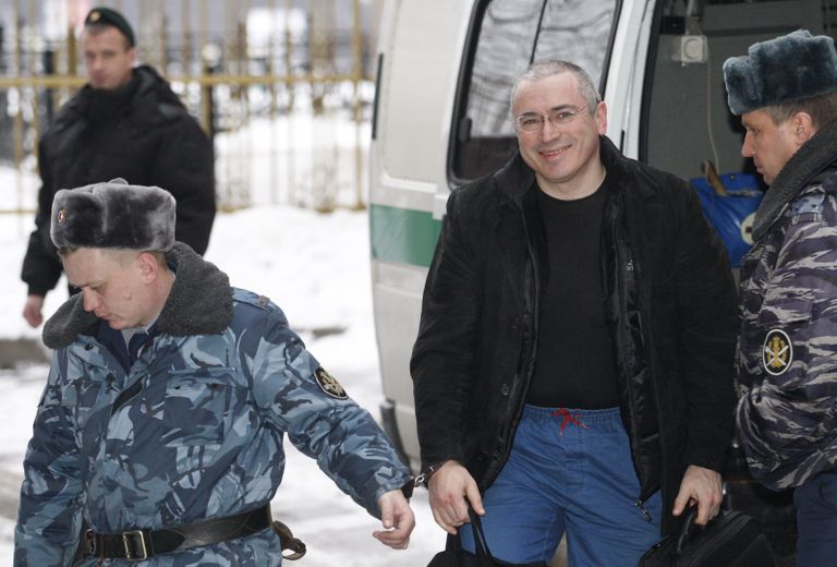 Hodorkovski 2009. aastal teel kohtusse. Tol aastal esitas tema vastu süüdistuse kongikaaslane, kes oli teda kolm aastat varem rünnanud. Kongikaaslane väitis, et kaitses end. Foto: AP/Scanpix
