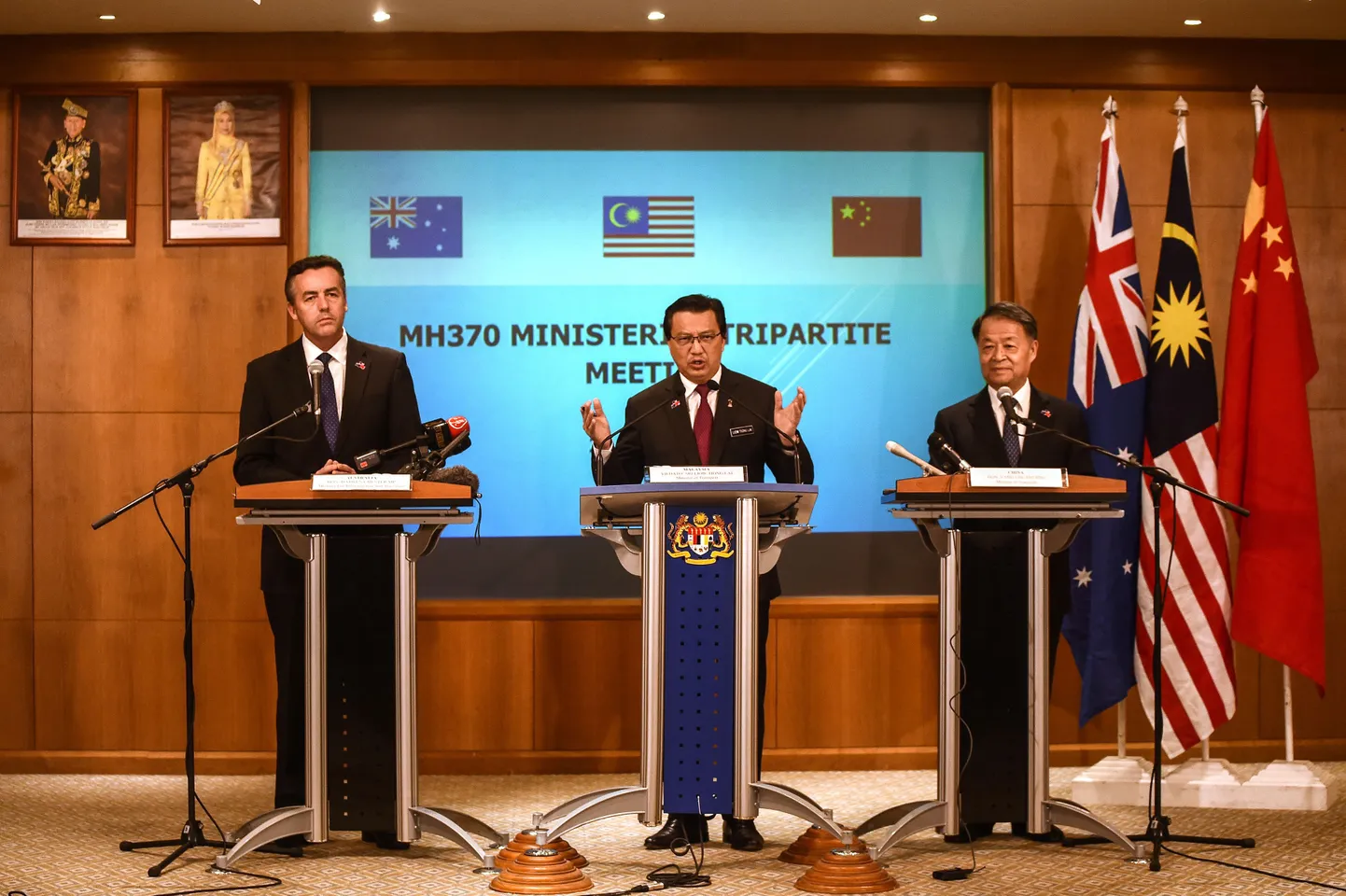 Malaisia transpordiminsiter Liow Tion Lai, koos kolleegide Yang Chuantangiga Hiinast ning Darren Chesteriga Austraaliast tänasel pressikonverentsil.
