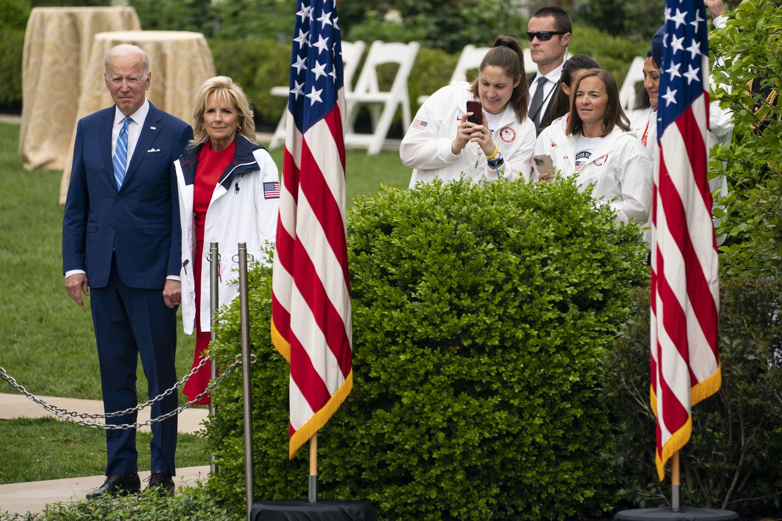 USA president Joe Biden (vasakul) Valges Majas USA olümpiasportlasi võõrustamas. Foto on illustratiivne.