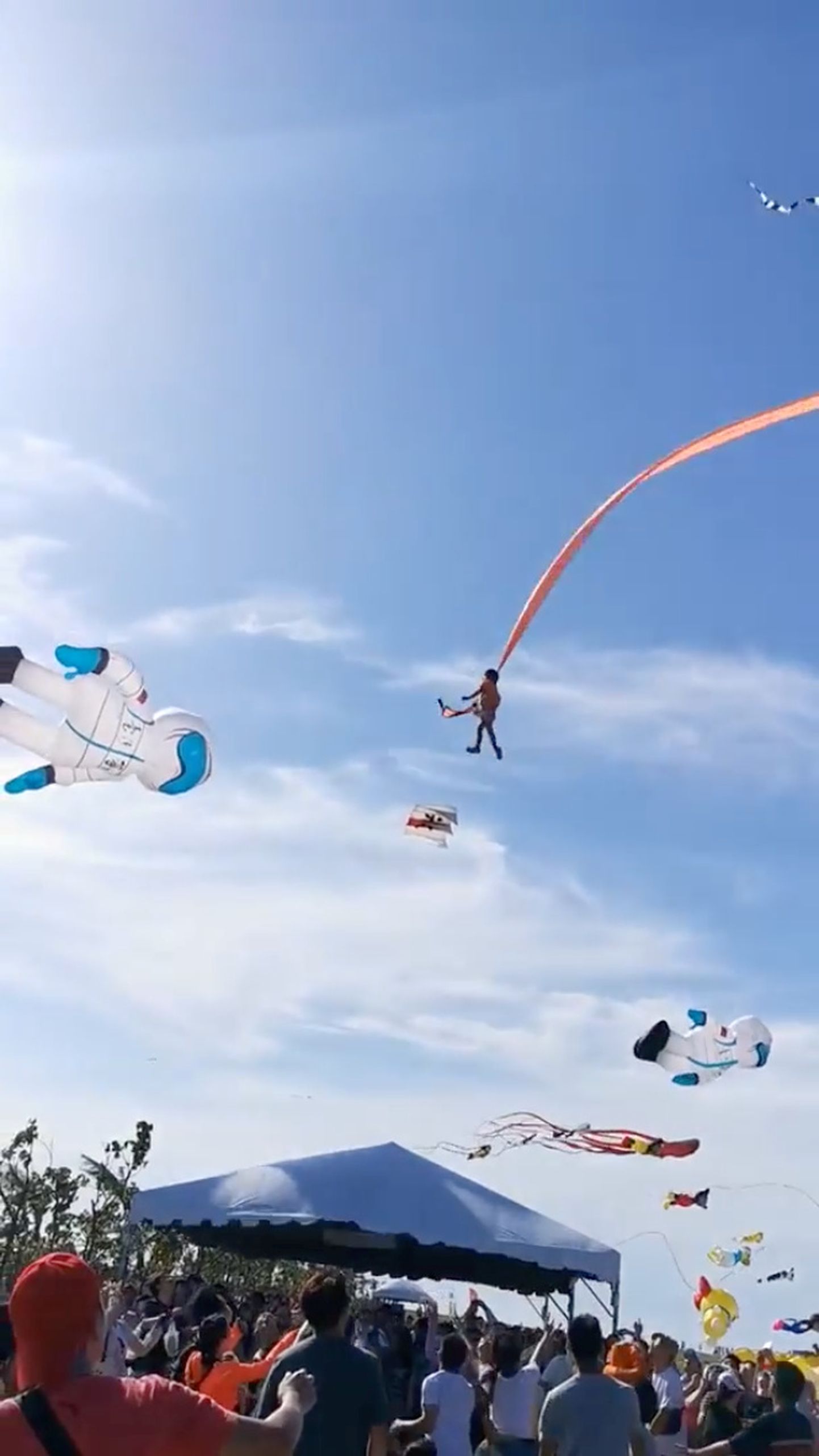 Taiwanis toimunud tuulelohefestivalil läks kolmeaastane laps lohega koos lendu.