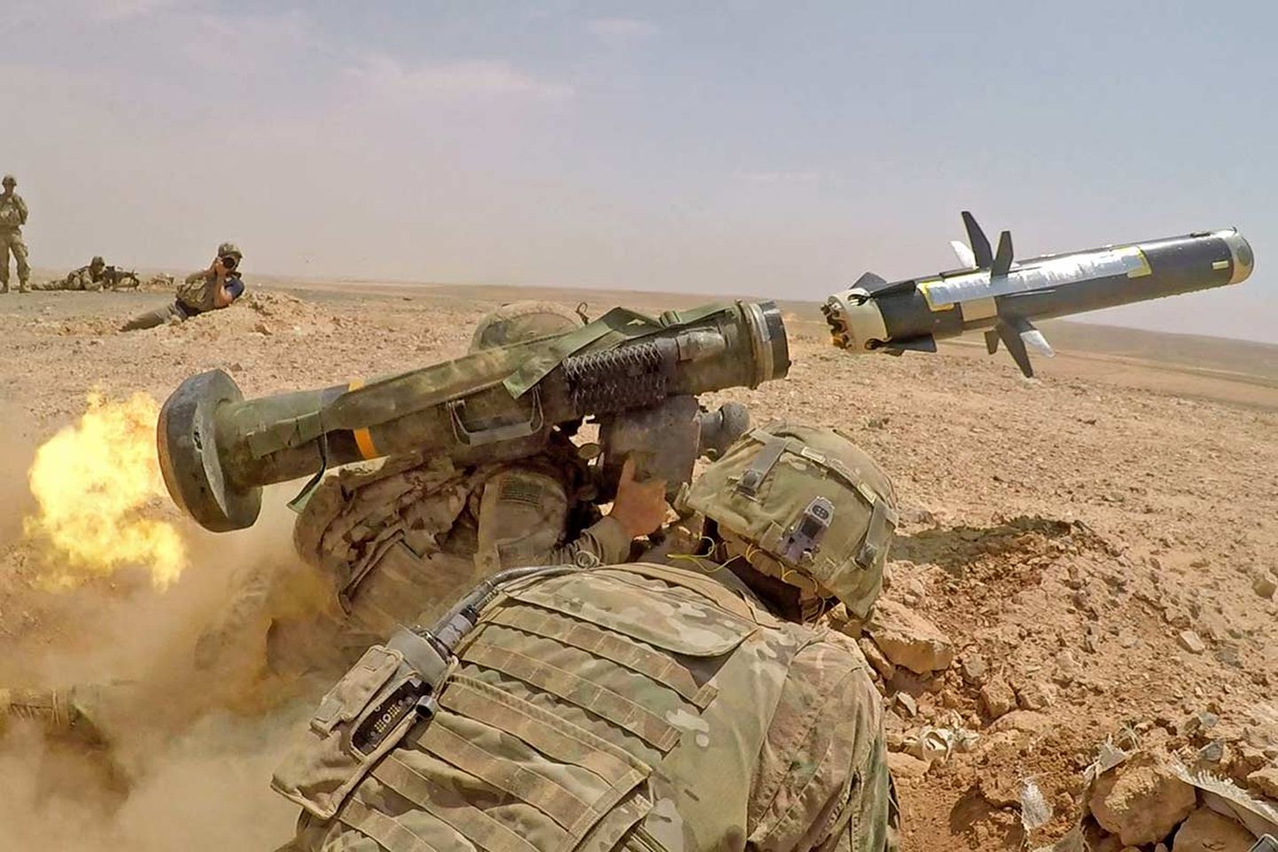 USA jalaväe sõdur tulistab välja FGM-148 Javelini.